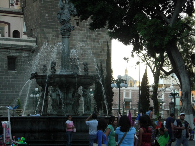 fountain%20near%20zocalo.jpg.JPG