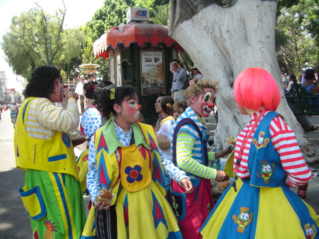 zocalo%20clowns1.JPG